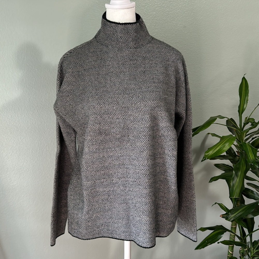 Long Sleeve Tahari Sweater. Size SP